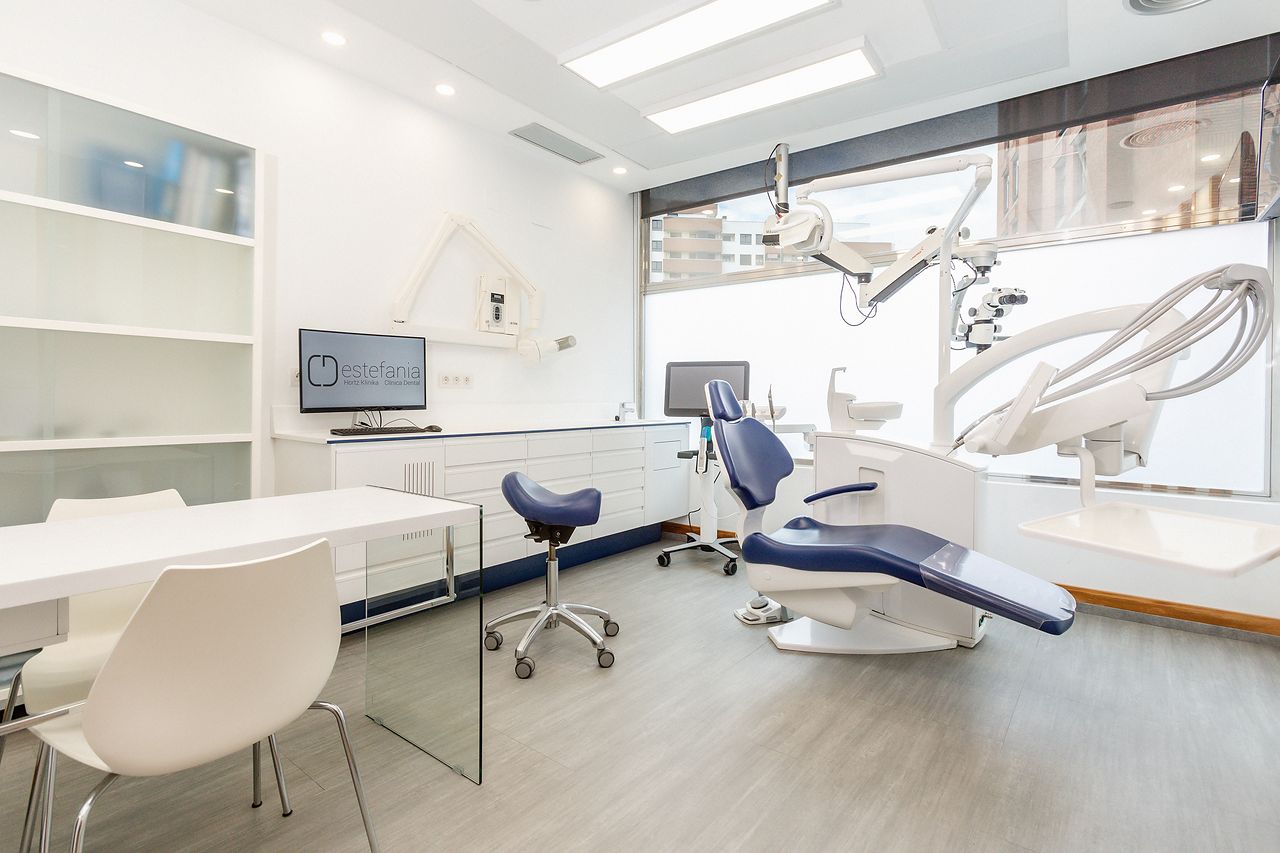 Gabinete dental de la Clínica Estefania preparado para cirugía guiada por ordenador