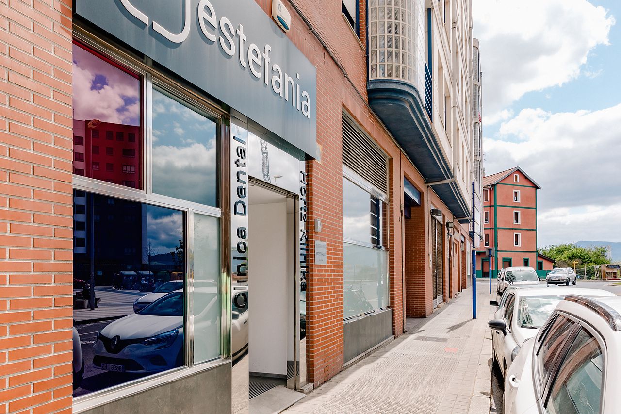 Fachada exterior de la Clínica Dental Estefania en Astrabudua, Erandio