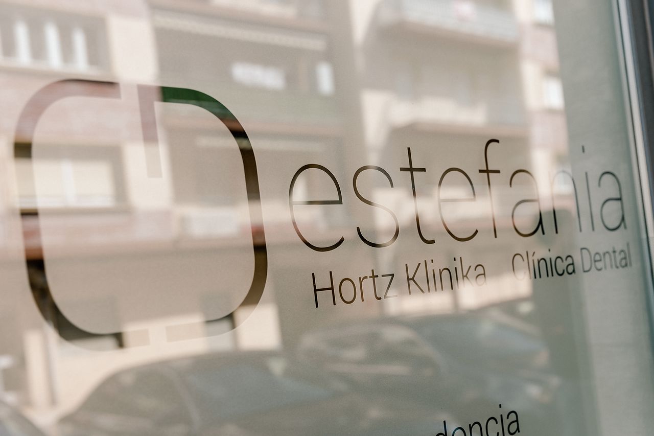 Identidad gráfica de la Clínica Estefania, grabado en cristal de la entrada