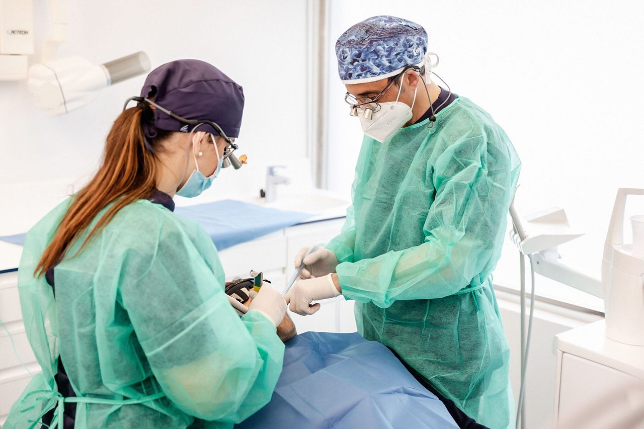 Tratamiento dental con microscopio y lupas en la clínica del Dr. Estefania