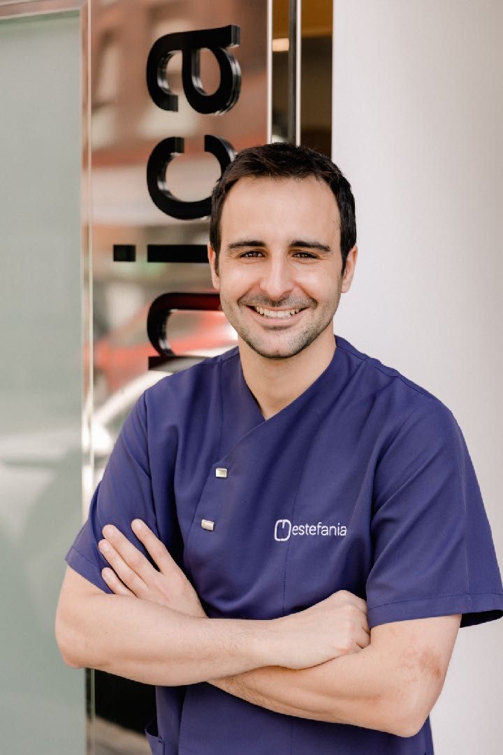 Dr. Sergio Estefania Murillas, dentista colegiado 1509, en su clínica dental de Erandio (Bizkaia)