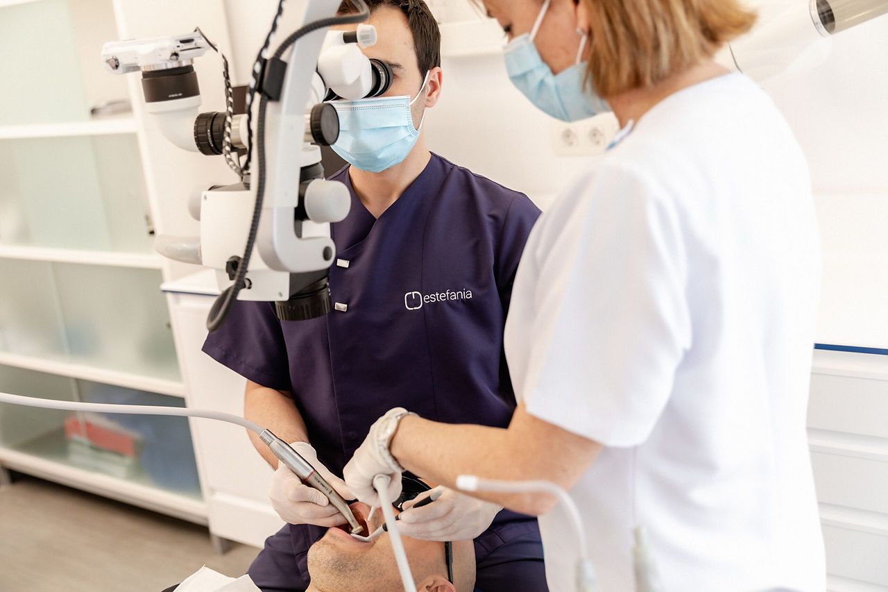 Dr. Sergio Estefania utilizando el microscopio dental para endodoncia microscópica en su clínica de Erandio