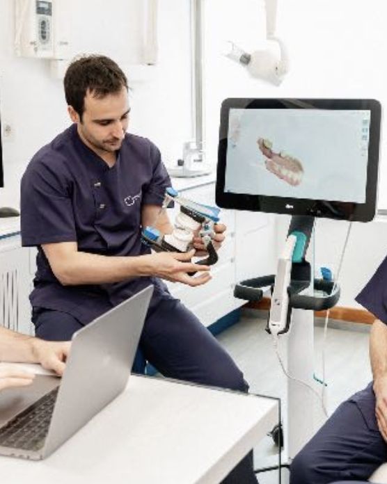 Dr. Estefania utilizando un escáner intraoral durante una primera visita en Erandio